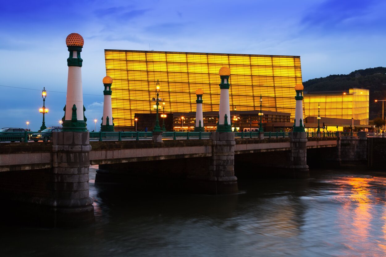 Vista del Kursaal desde el otro lado del río Urumea de San Sebastián