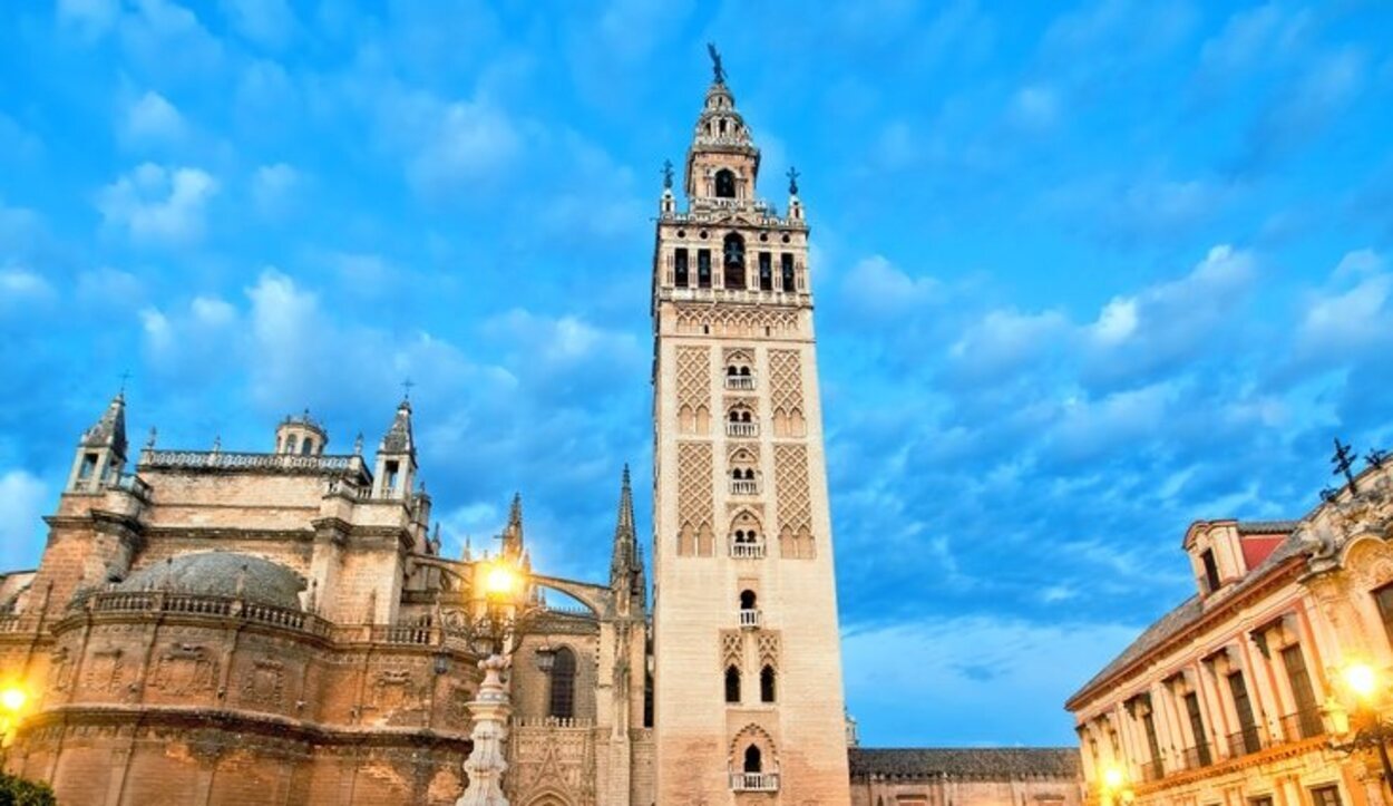 La belleza de la Giralda al atardecer