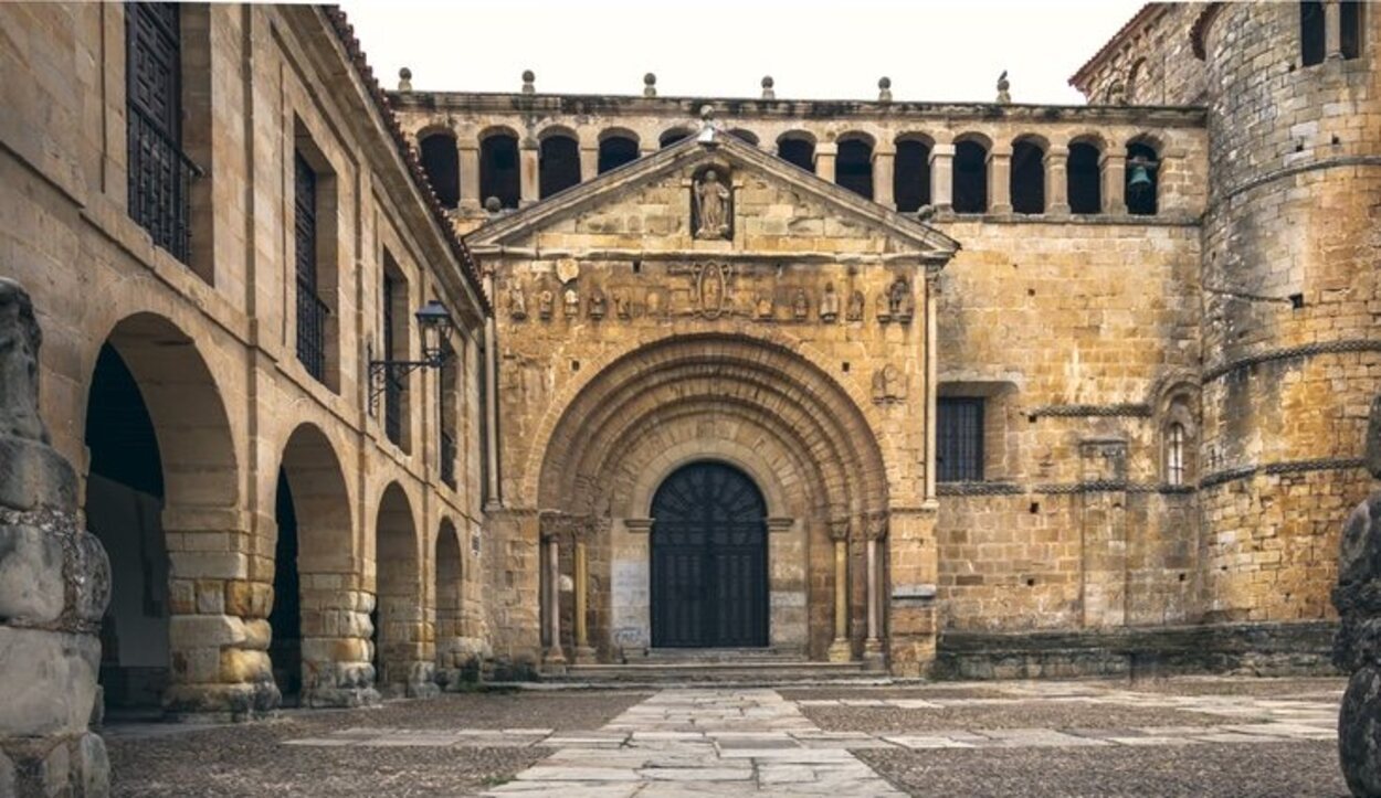 La Colegiata de Santillana del Mar es otro de los monumentos de obligada visita en el pueblo