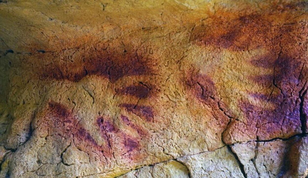 Representación de unas manos en la cueva de Altamira