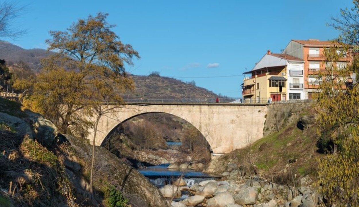 El Valle del Jerte es un atractivo turístico por su peculiar paisaje y el florecimiento de los cerezos a finales de marzo