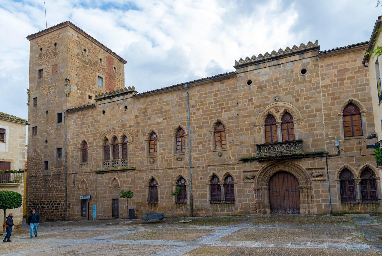 el Palacio de los Monroy o Casa de las Dos Torres de Plasencia destaca por su belleza