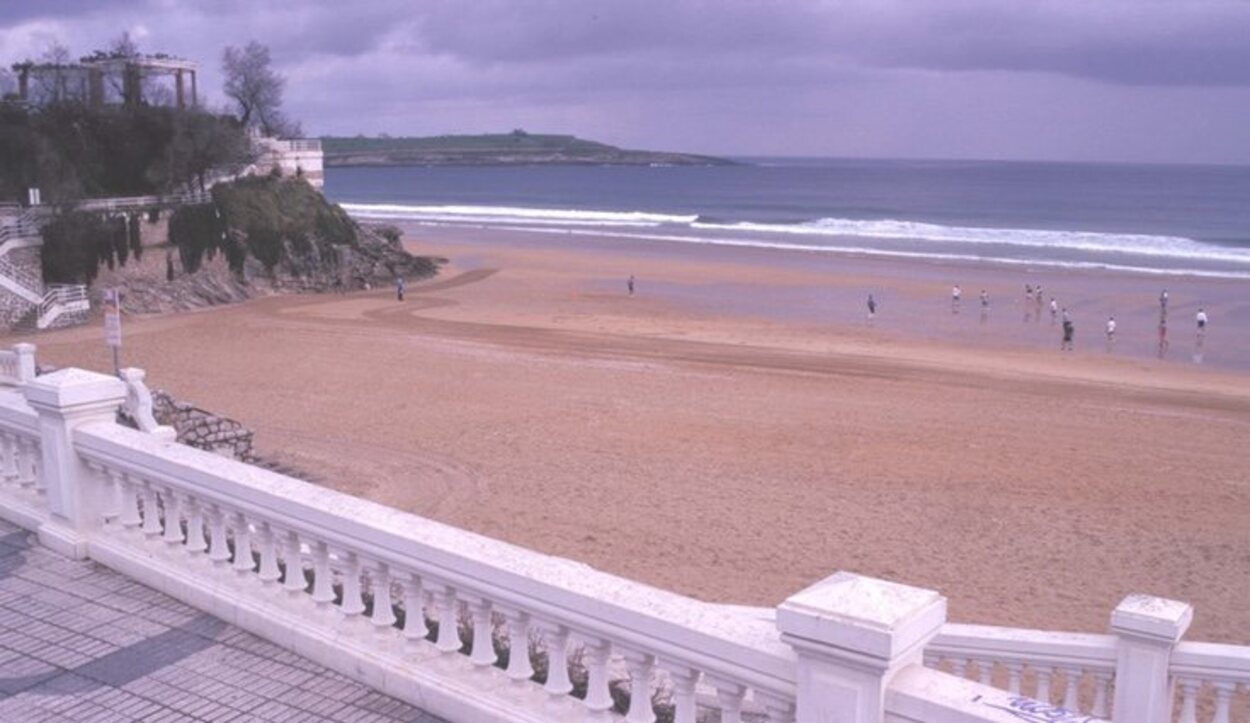 Playa Primera del Sardinero, a la izquierda los Jardines de Piquío