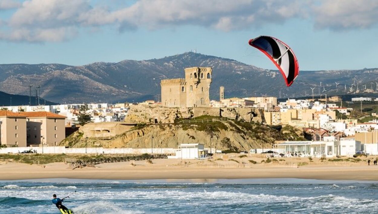 Si tu pasión es el surf, Tarifa es uno de los mejores destinos de la Península para practicarlo