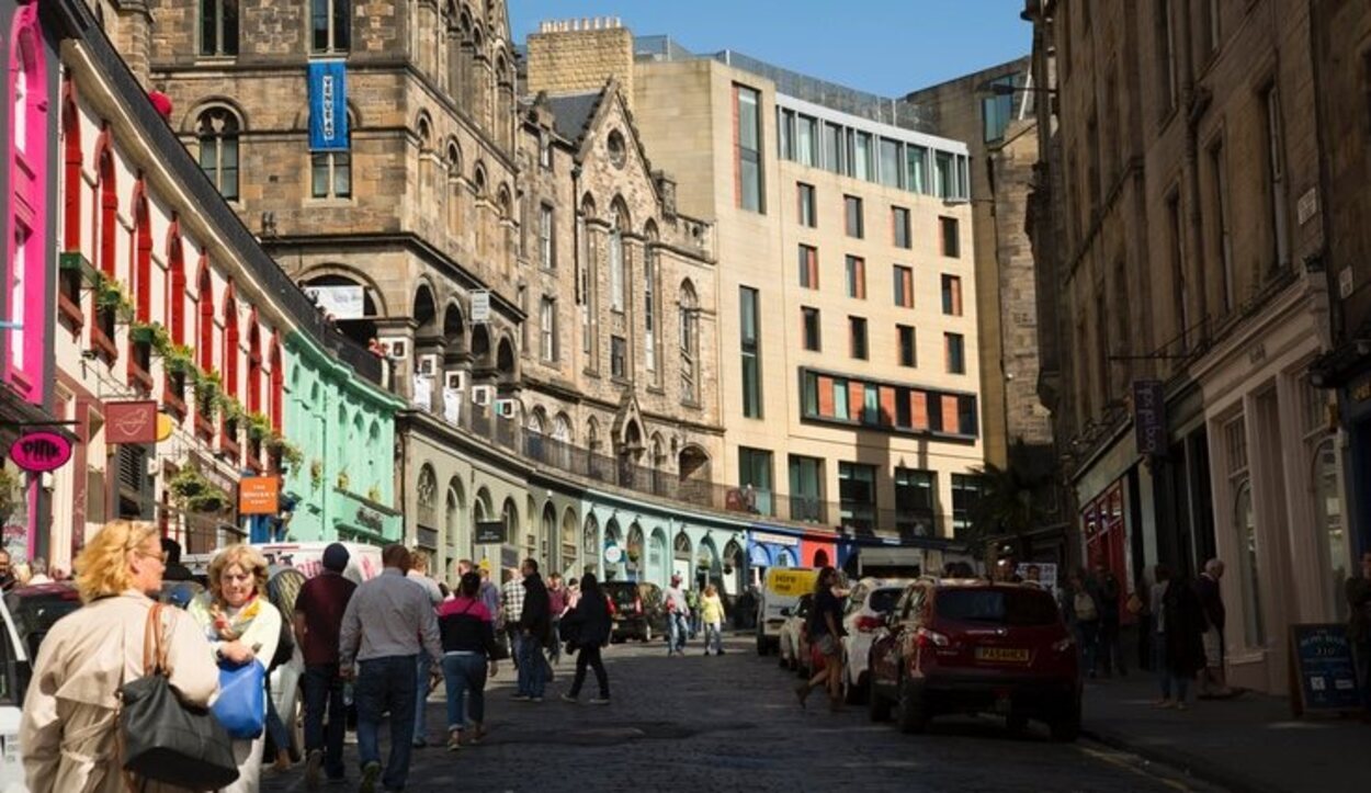 Sus casas de colores y los dos niveles convierten a </p><p>esta calle en una de las más pintorescas