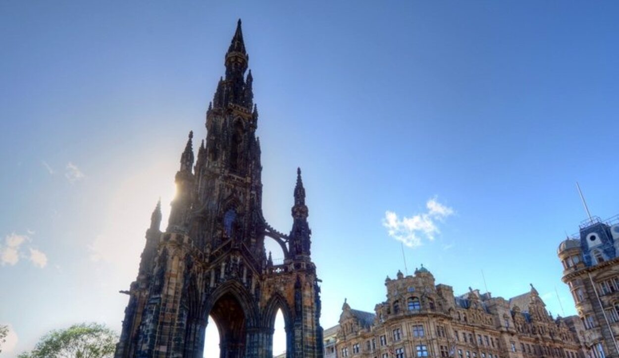El autor escocés es recordado con este monumento