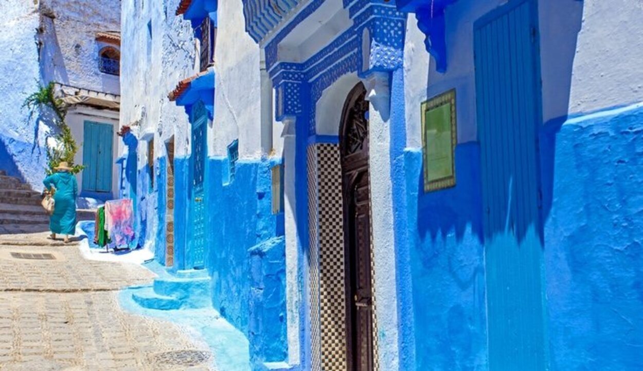 La ciudad de Chefchaouen, en Marruecos, destaca por su paisaje azul en casas y paredes