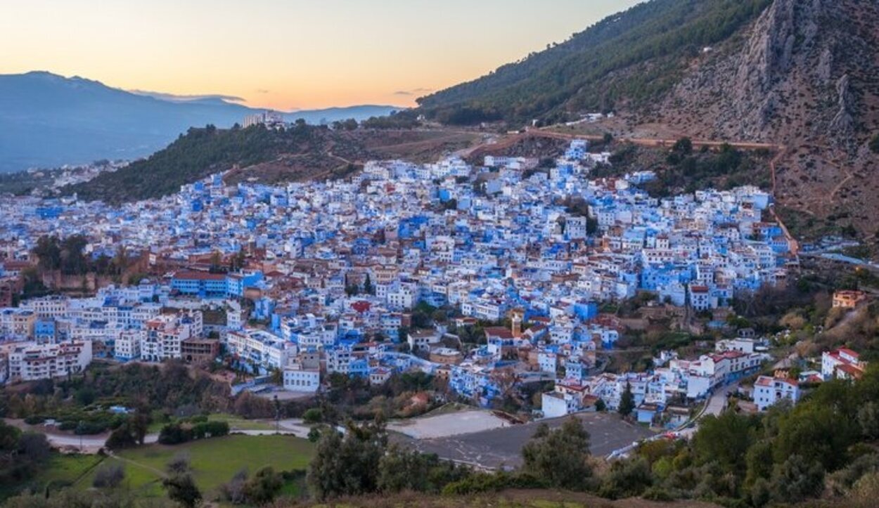 Las vistas que deja el pueblo desde las afueras dan a ver un gran punto azul en mitad del país