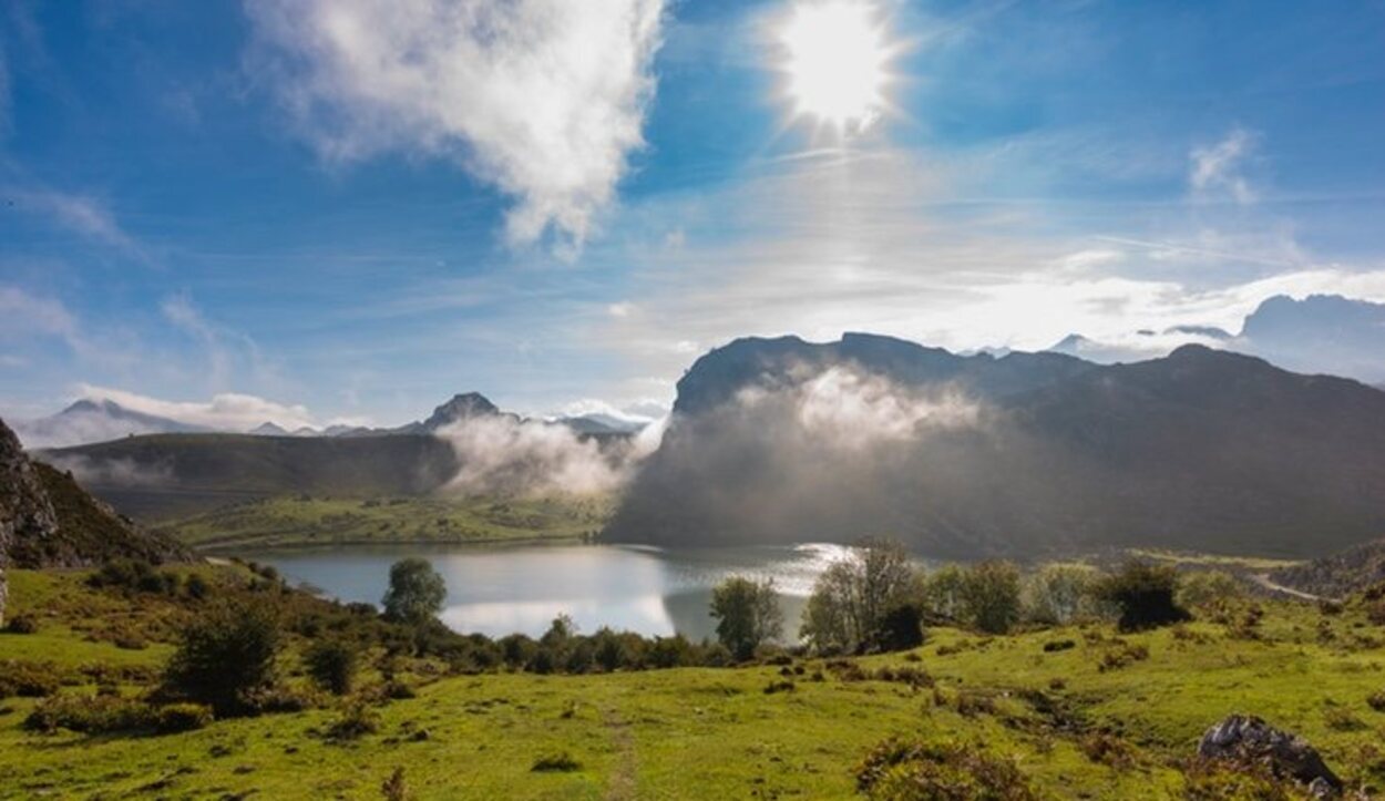 Los lagos de Covadonga conjuntan la gran extensión de hierba con la profundidad de sus aguas