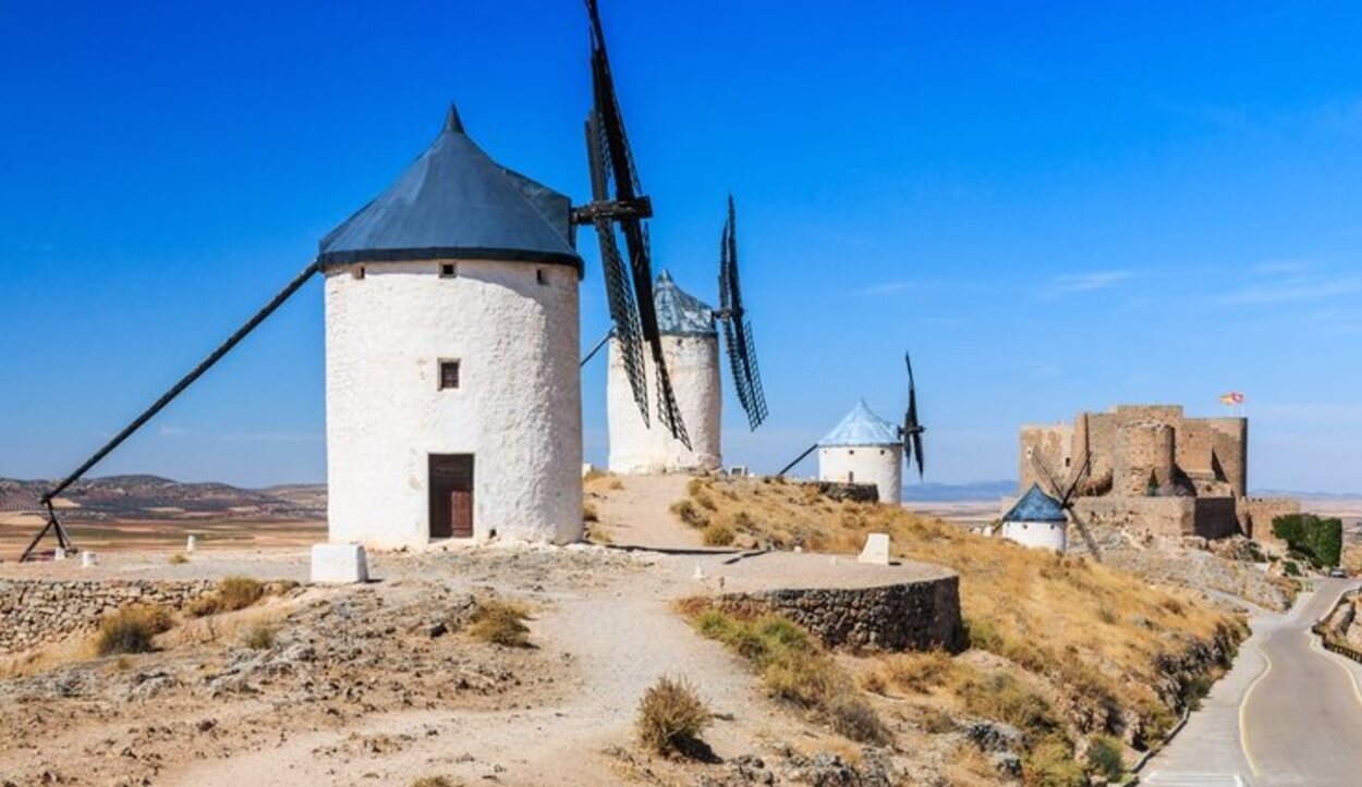 Este castillo está rodeado de molinos de viento