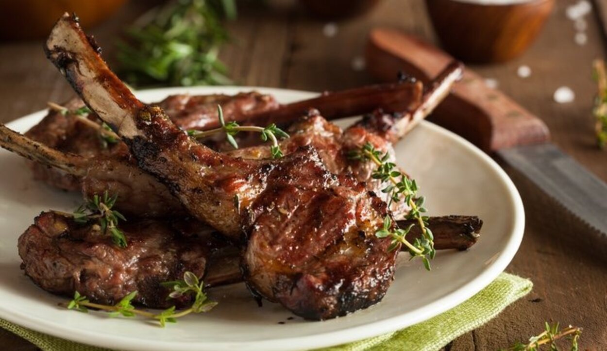 El lechazo es un delicioso plato de Peñafiel, hecho a base de cordero asado