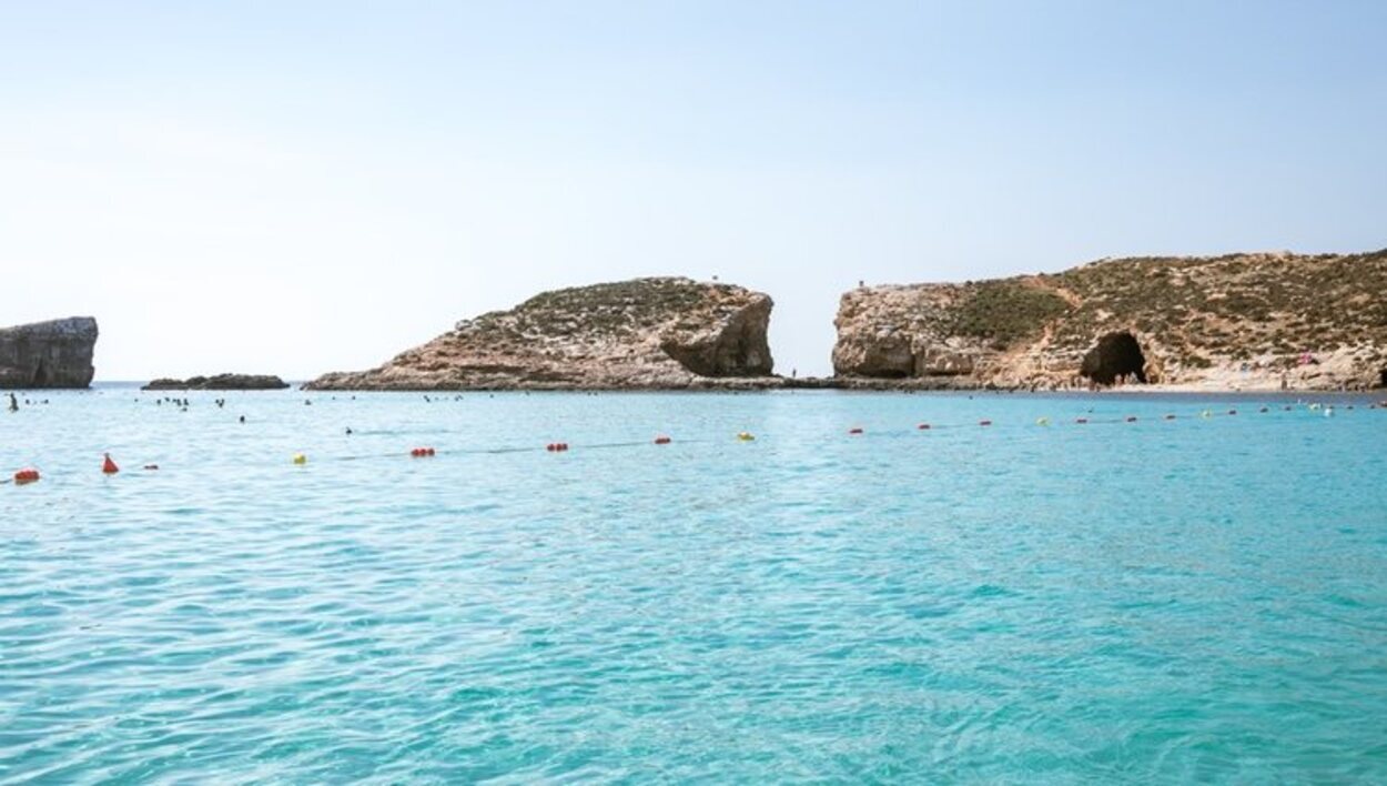 El agua color turquesa de las playas de Comino