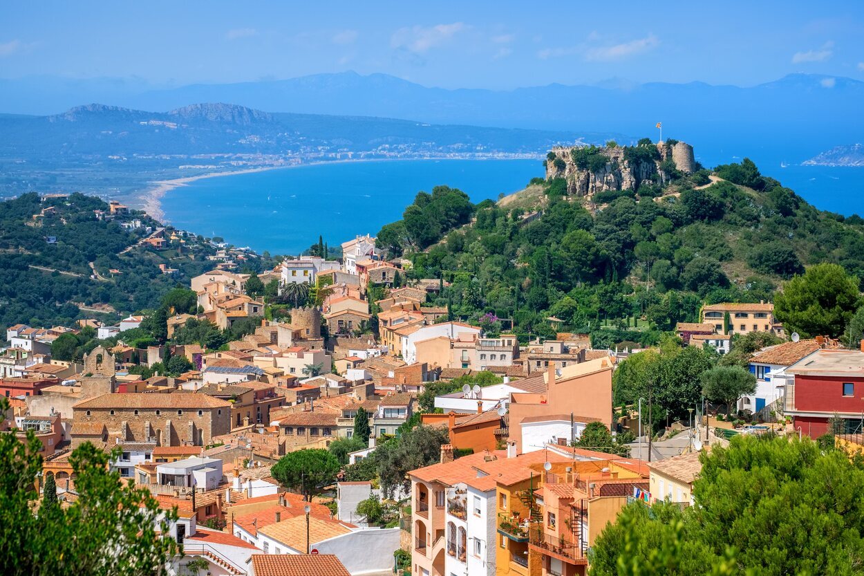 Vista de Begur con el Castillo en lo alto