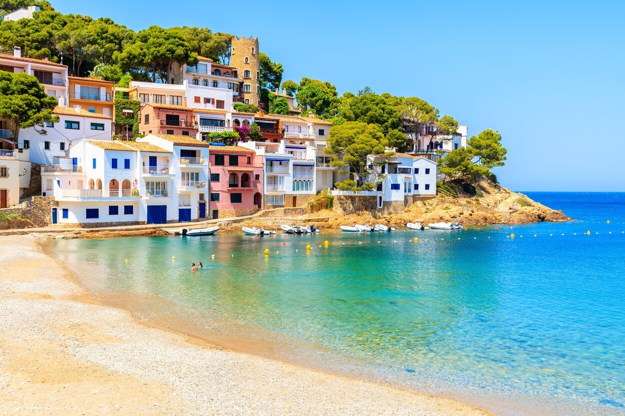 Sa Tuna tiene una bonita playa a dos pasos de Begur