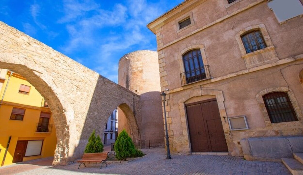 La unión entre la Torre del Verdugo y la vieja muralla del pueblo