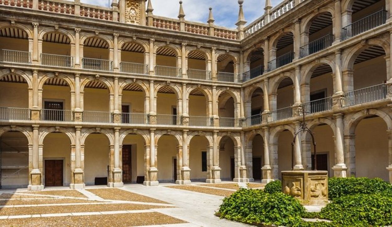 Uno de los patios de la Universidad de Alcalá