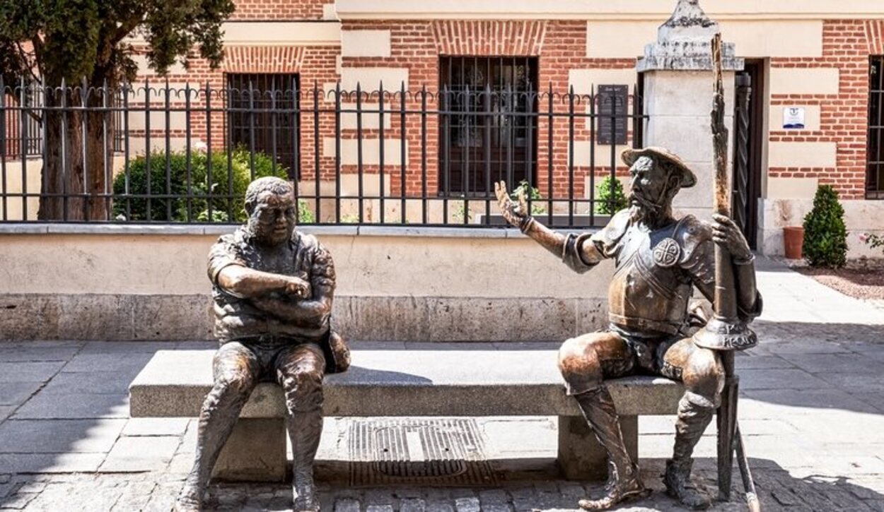 Las estatuas de Don Quijote y Sancho Panza en las que los turitas siempre se hacen fotos