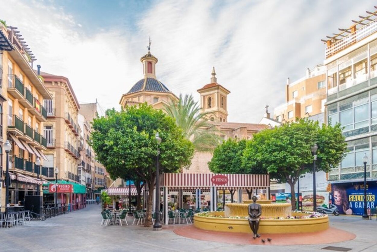 La Plaza de las Flores de Murcia con la cúpula de la Iglesia de San Pedro al fondo