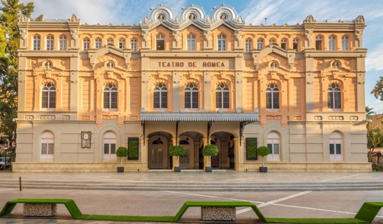 Fachada del Teatro Romea