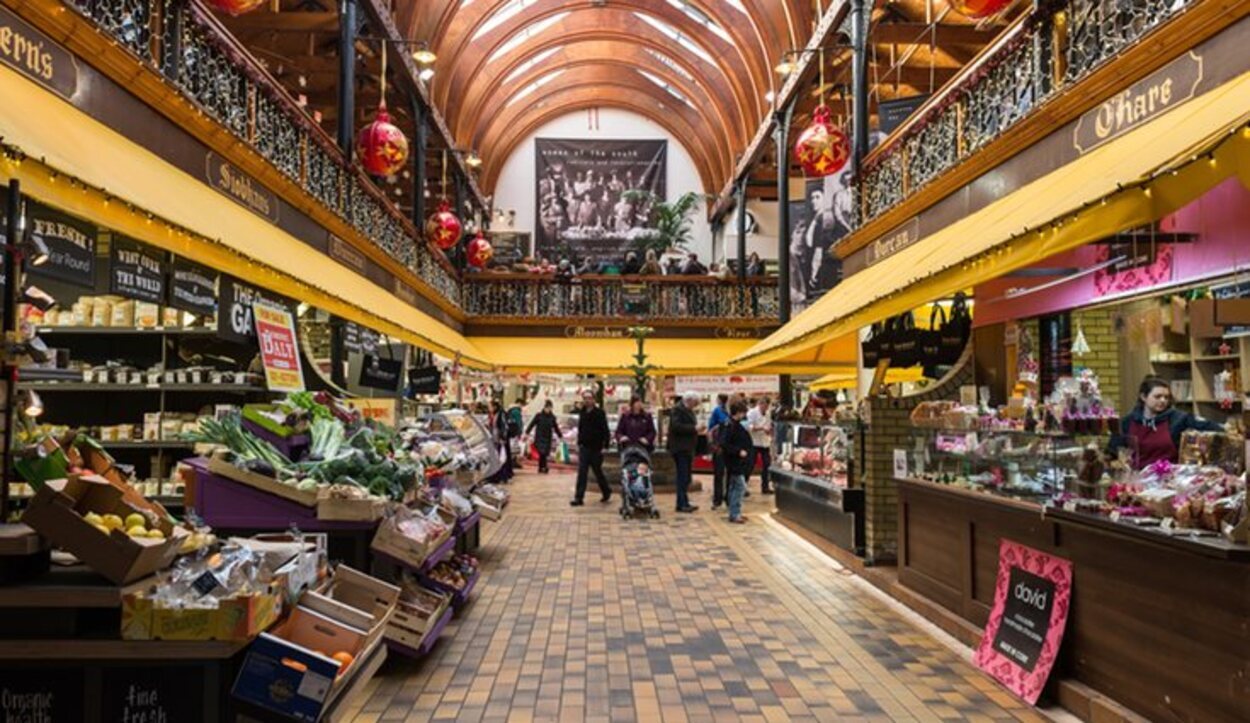 Interior del Mercado Inglés donde se se encuentran los mejores productos del condado