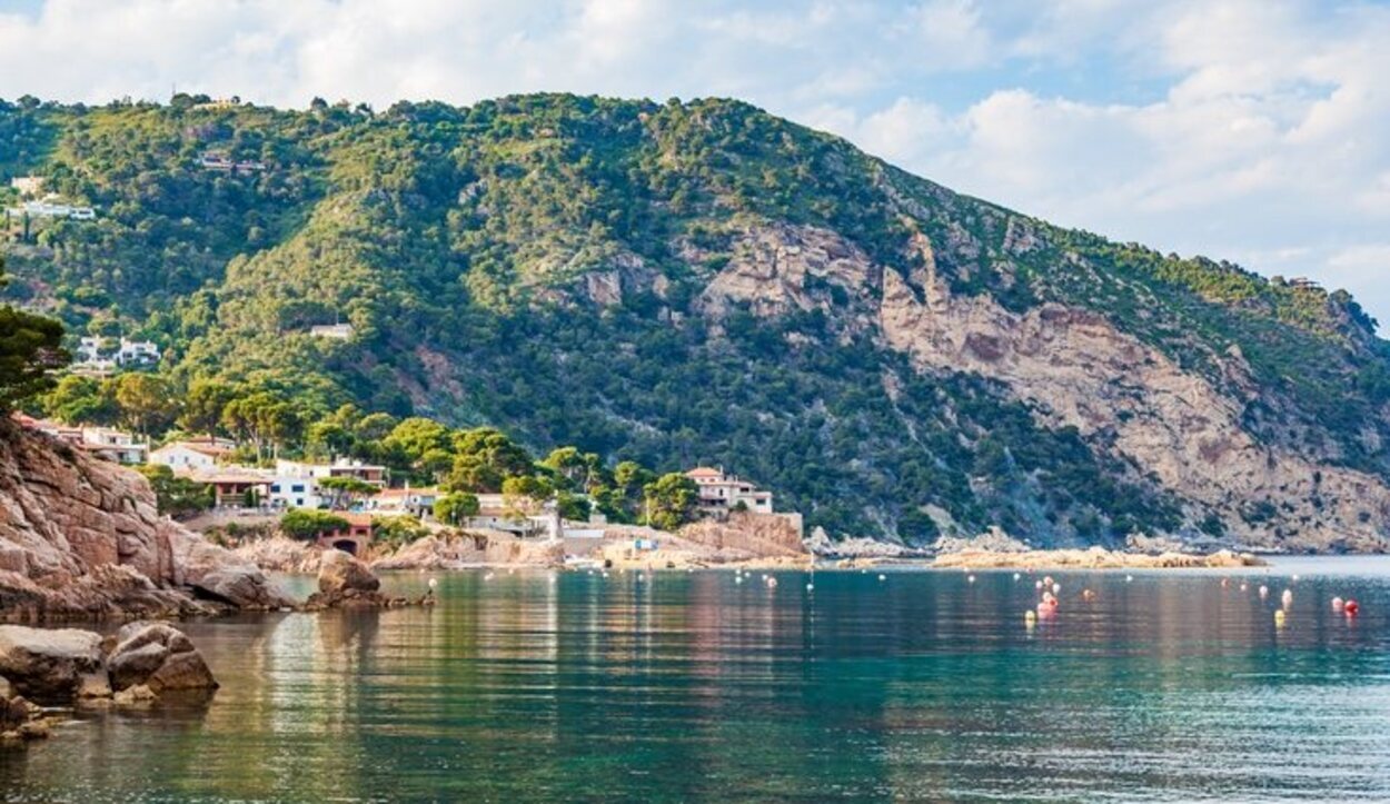 Las calas, pinos y mar convierten en Aiguablava en un lugar digno de visitar