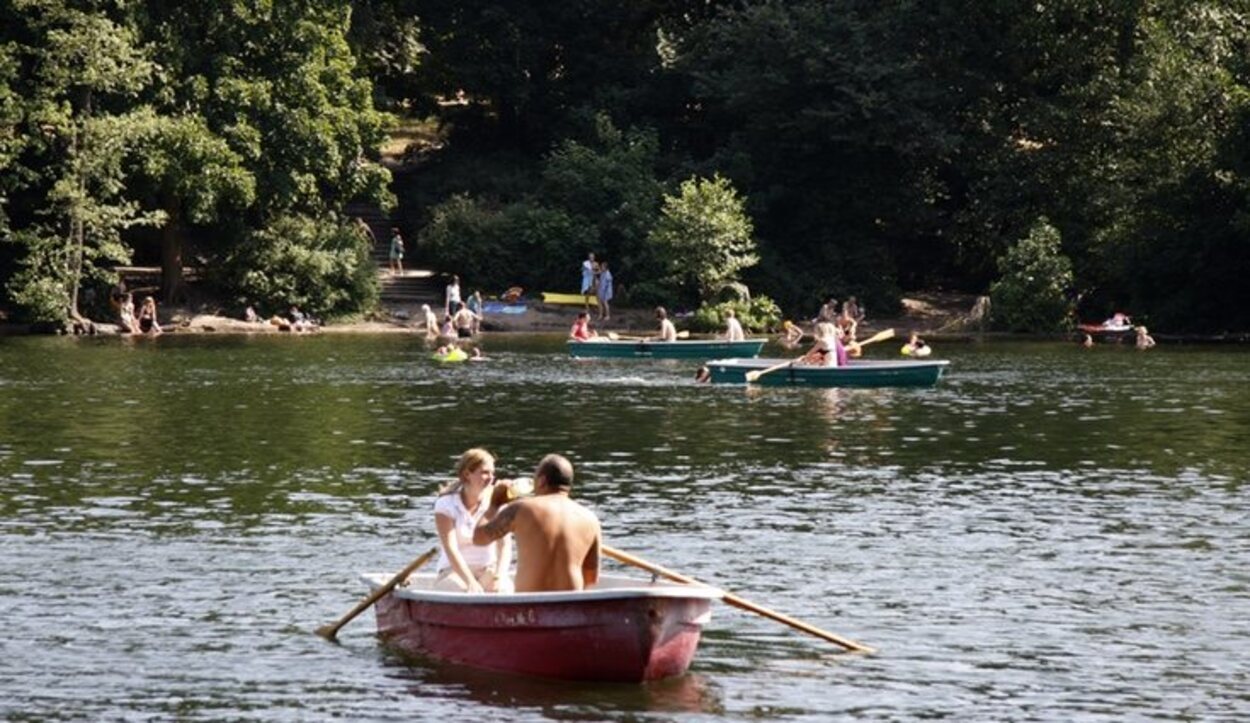 El lago Schlachtensee es ideal para pasear en barca