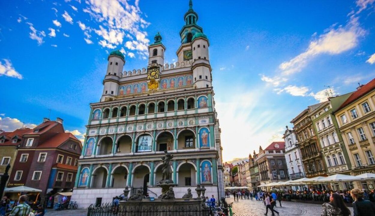 El Ayuntamiento de Poznan junto a una de las cuatro fuentes de la Plaza