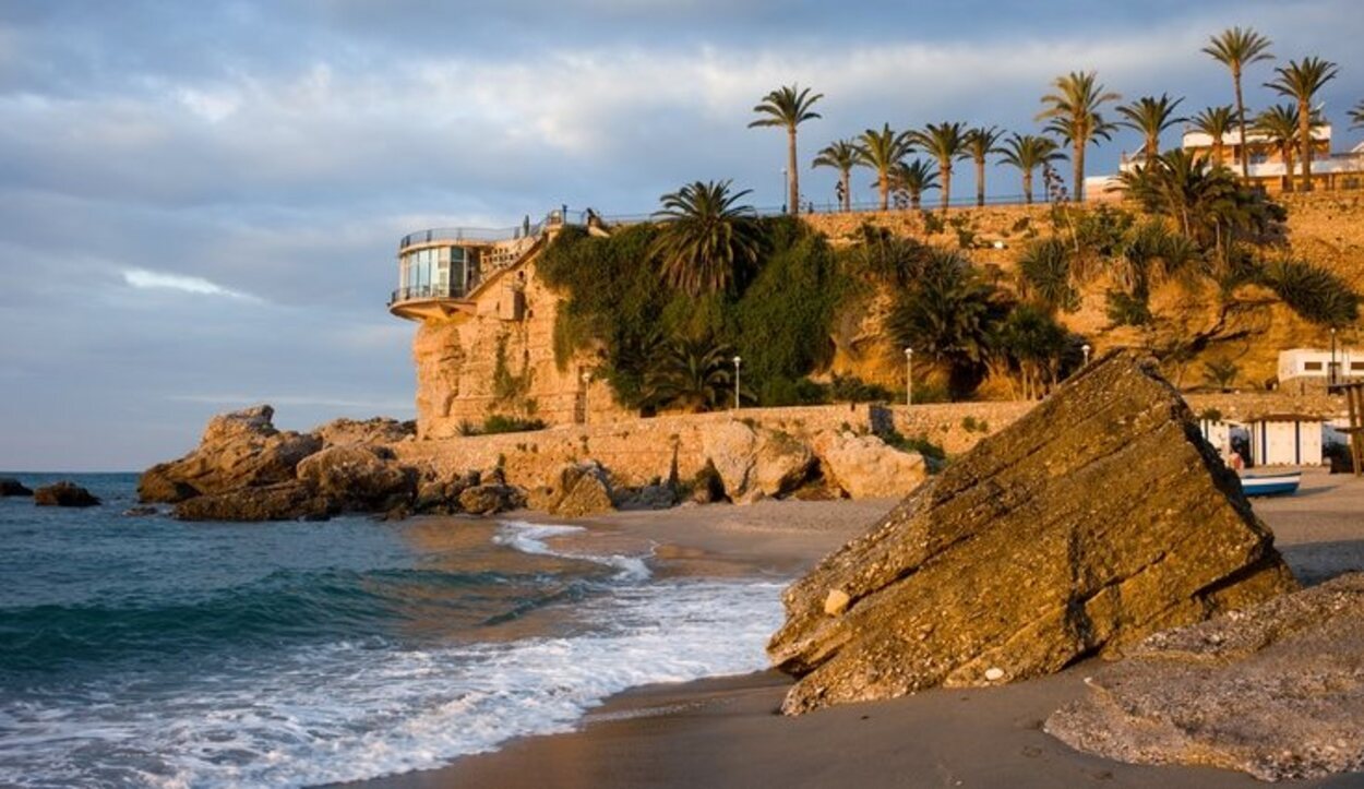 La playa de Calahonda se sitúa debajo del famoso Balcón de Europa