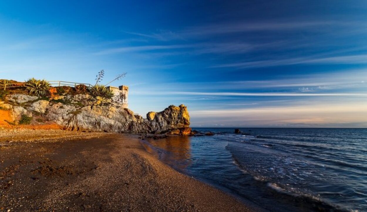 Playa Torre la Sal en Casares, Málaga