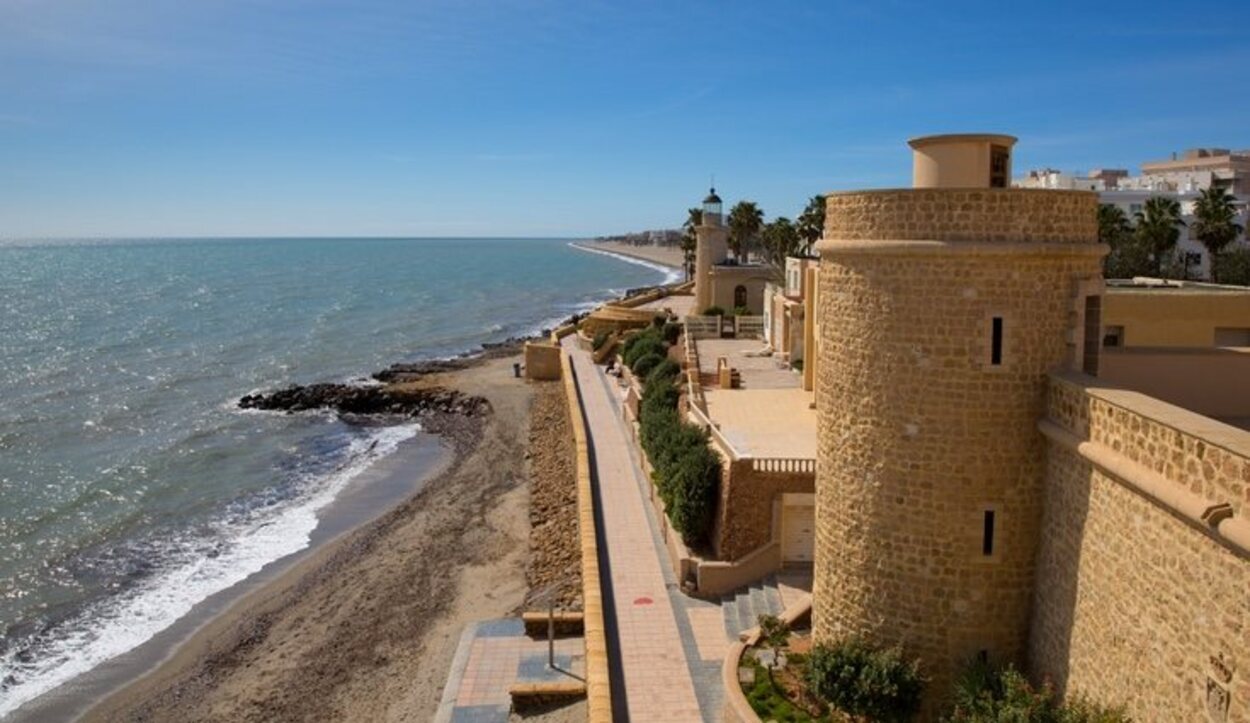 El castillo de Santa Ana junto a la playa