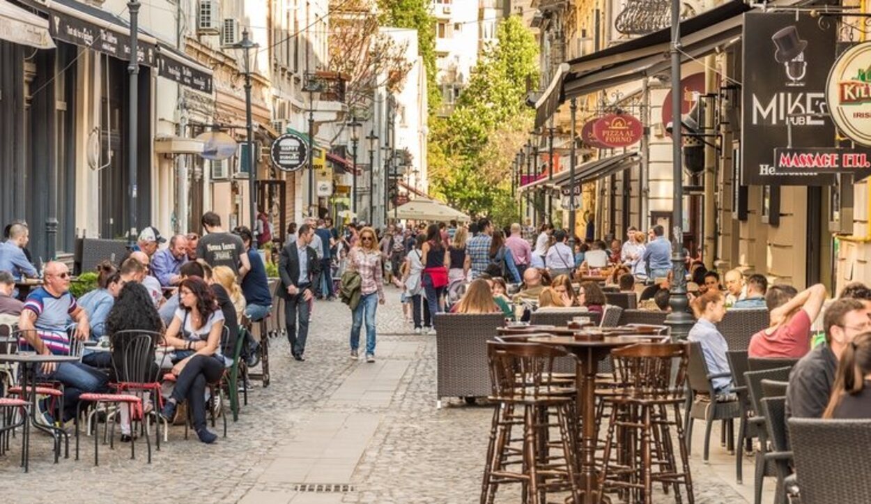 La calle Lipscani es una de las más animadas de Bucarest