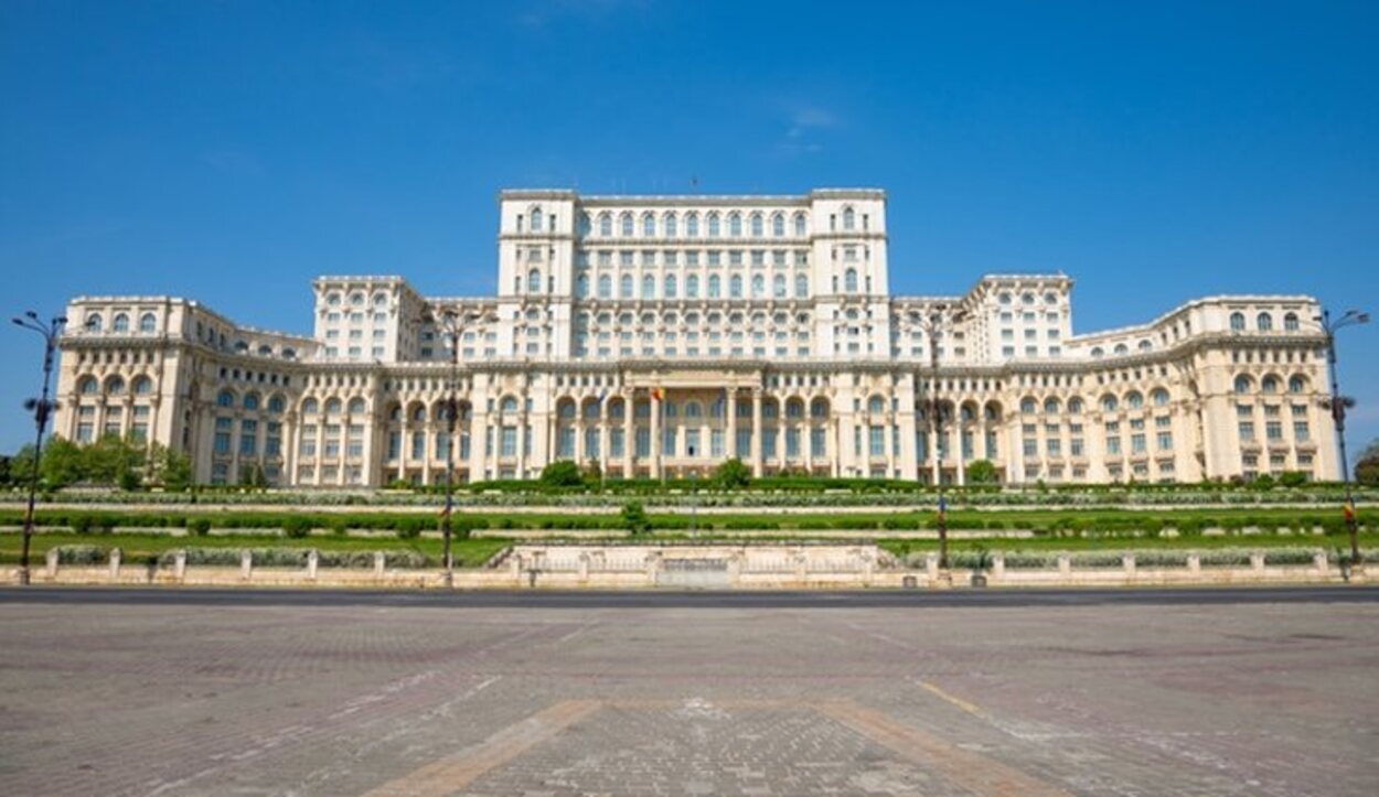 La construcción del Palacio del Parlamento de Bucarest borró del mapa templos y viviendas