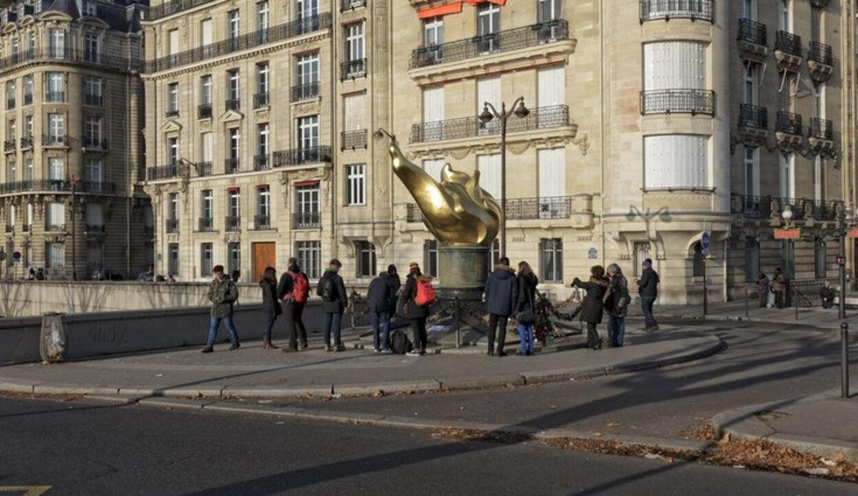 El monumento de la antorcha es lugar de homenaje a Lady Di por su muerte (París)