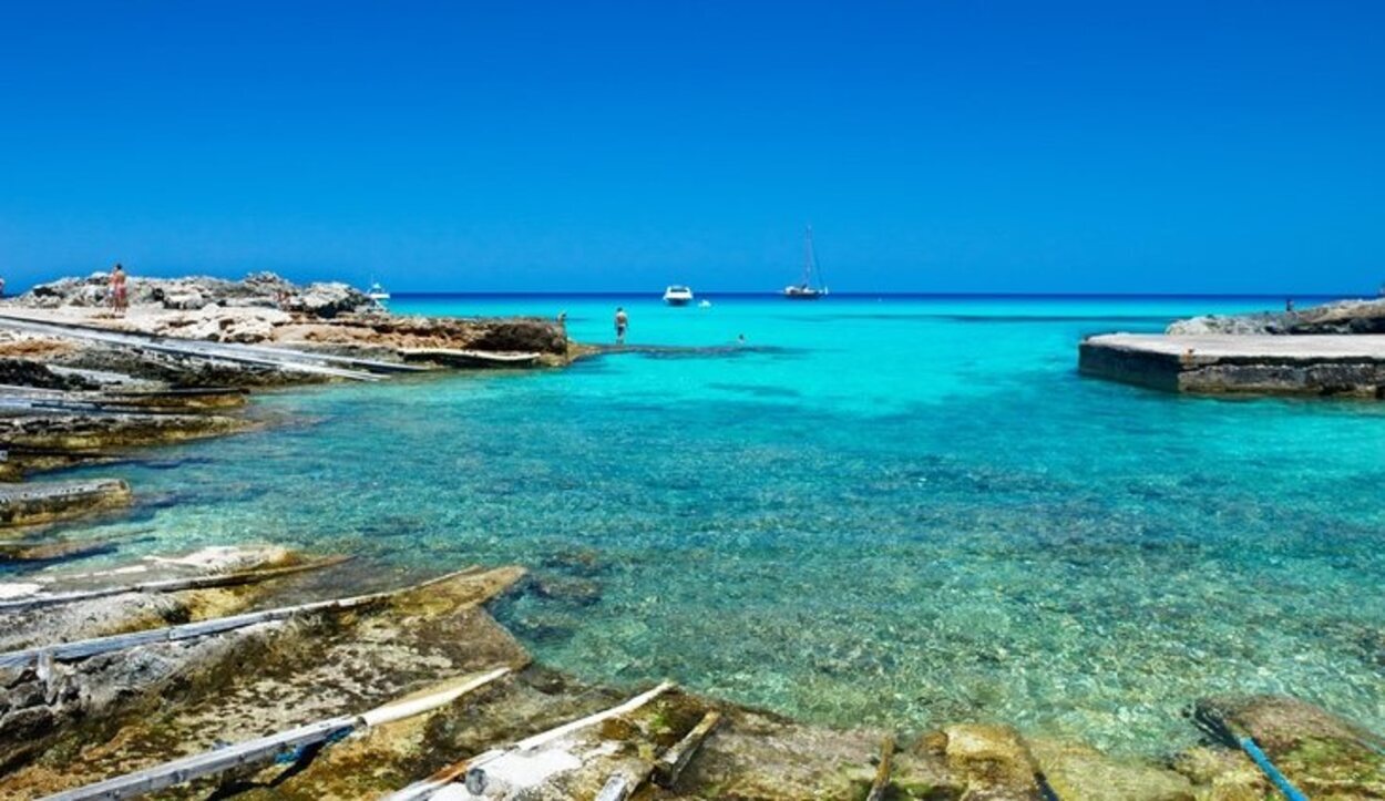 En la Playa de Es Caló te rodeará un ambiente marinero