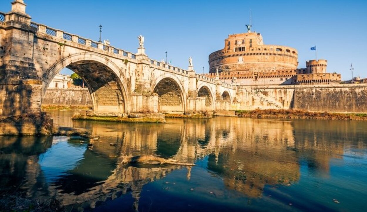 El Castel Sant'Angelo es uno de los lugares que hay que visitar de noche obligatoriamente