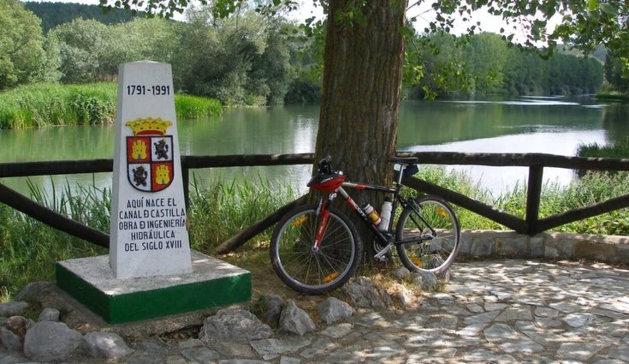 Puedes recorrer el canal por los caminos que lo rodean