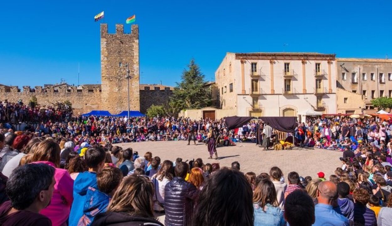 En la Plaza Mayor del pueblo se realizan en fiestas todo tipo de actividades