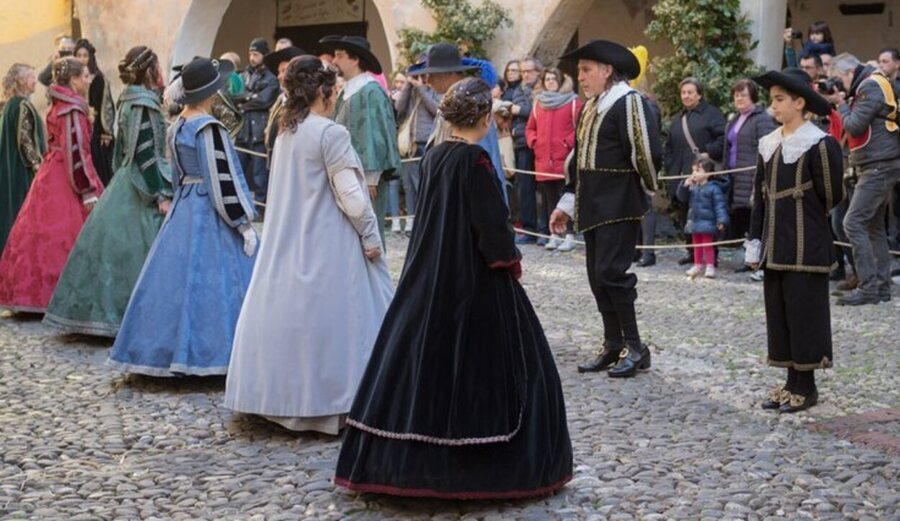 Les habitants se déguisent en costumes typiques de l'époque