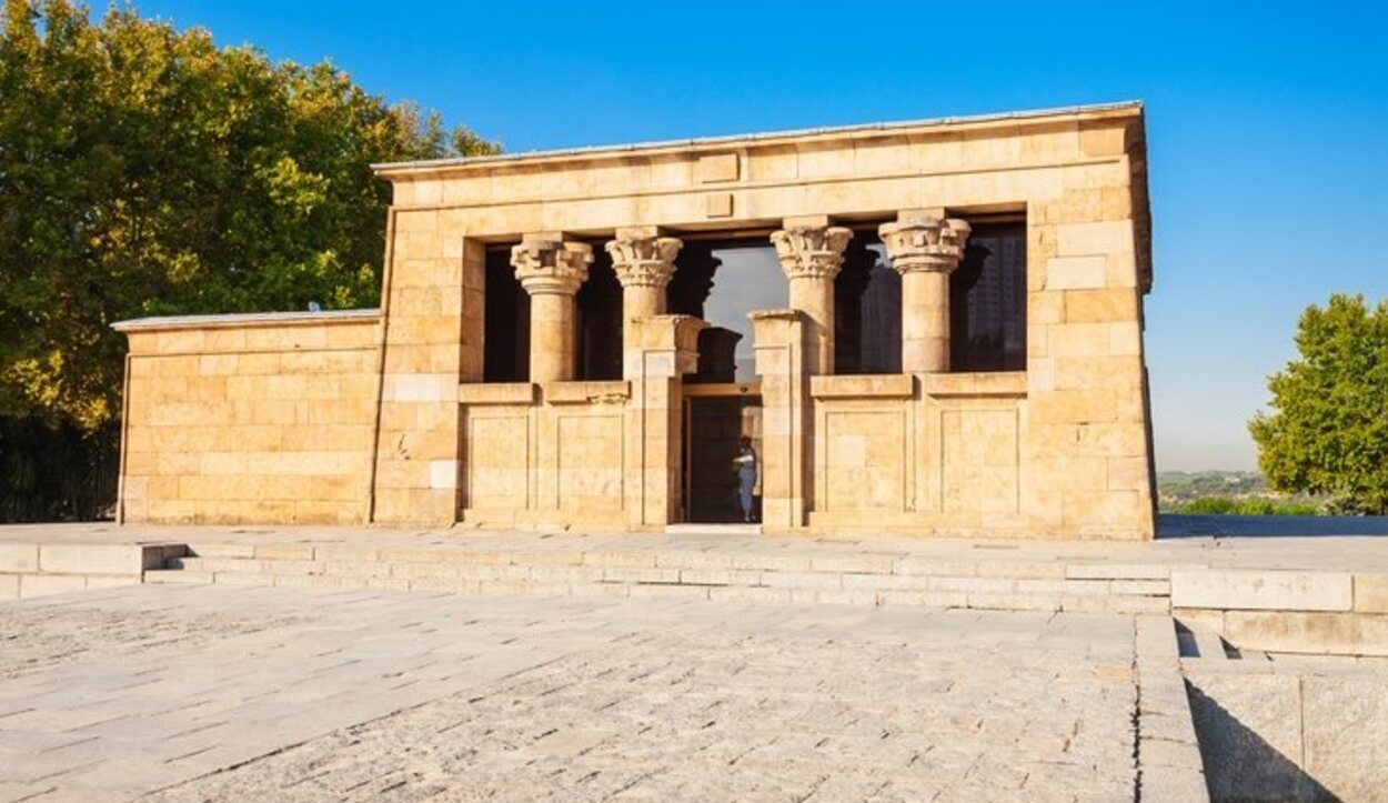 La construcción del Templo de Debod por orden del rey Adijalamani de Meroe