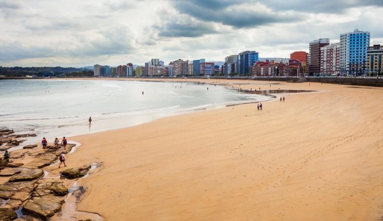 La playa de San Lorenzo se encuentra en pleno centro de la ciudad