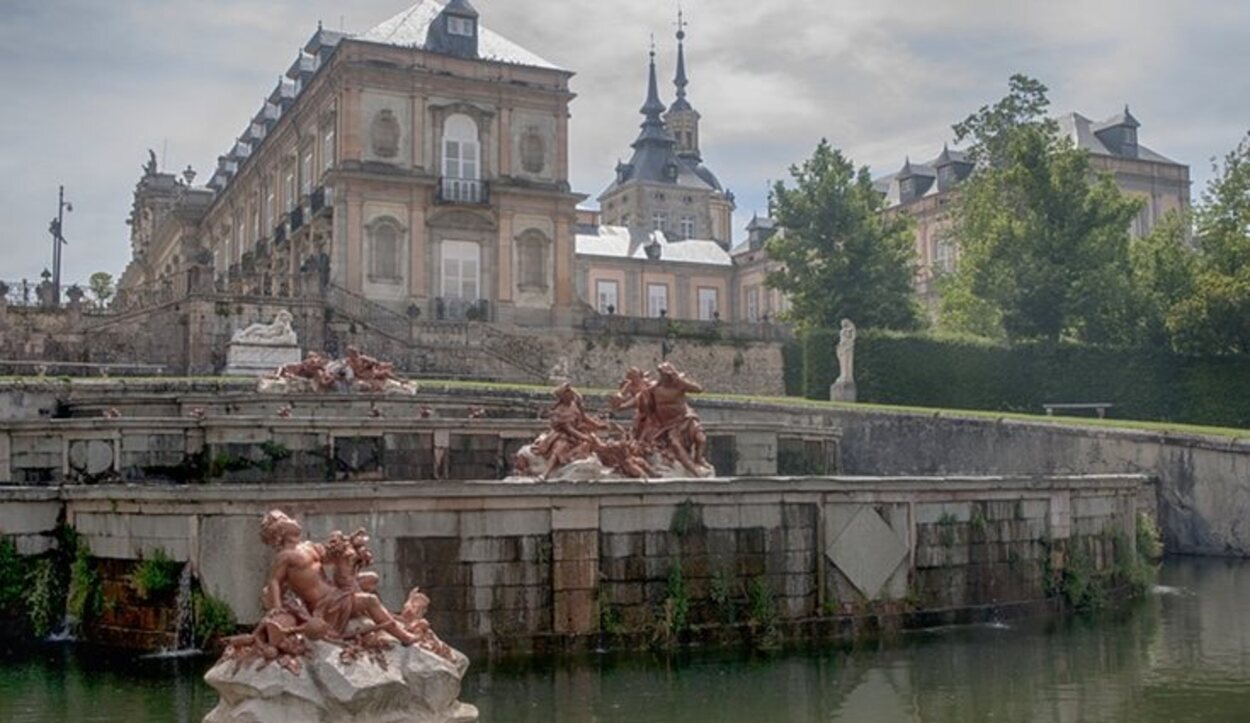 Por fuera del palacio se pueden observar las curiosas estatuas que rodean al edificio