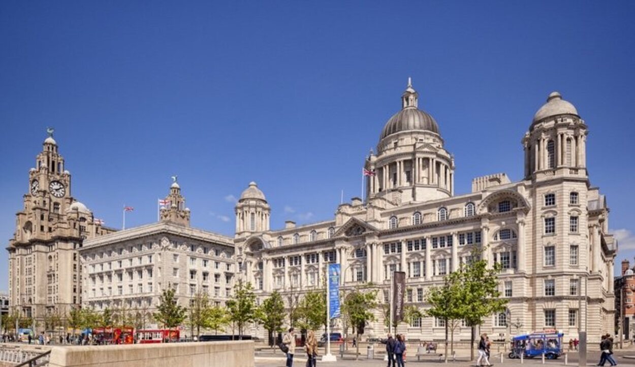 Pasea por la noche y disfruta de las espectaculares vistas de Liverpool