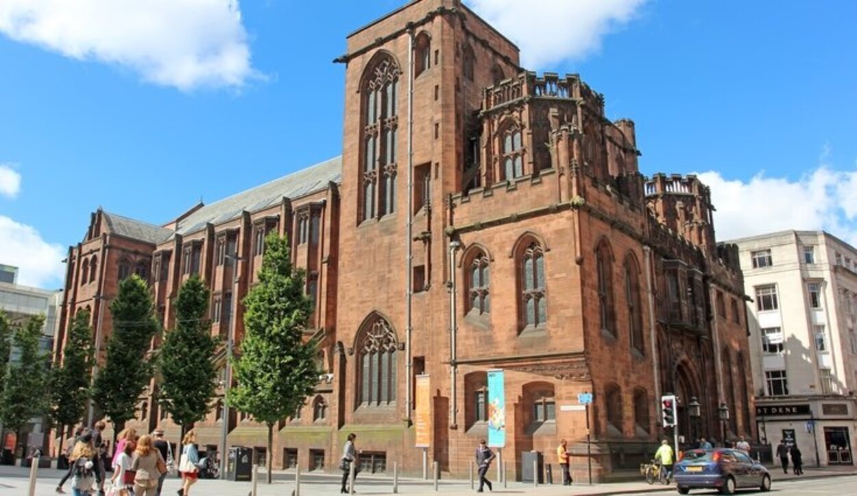 Esta biblioteca ocupa un edificio mezcla de neogótico y victoriano tardío