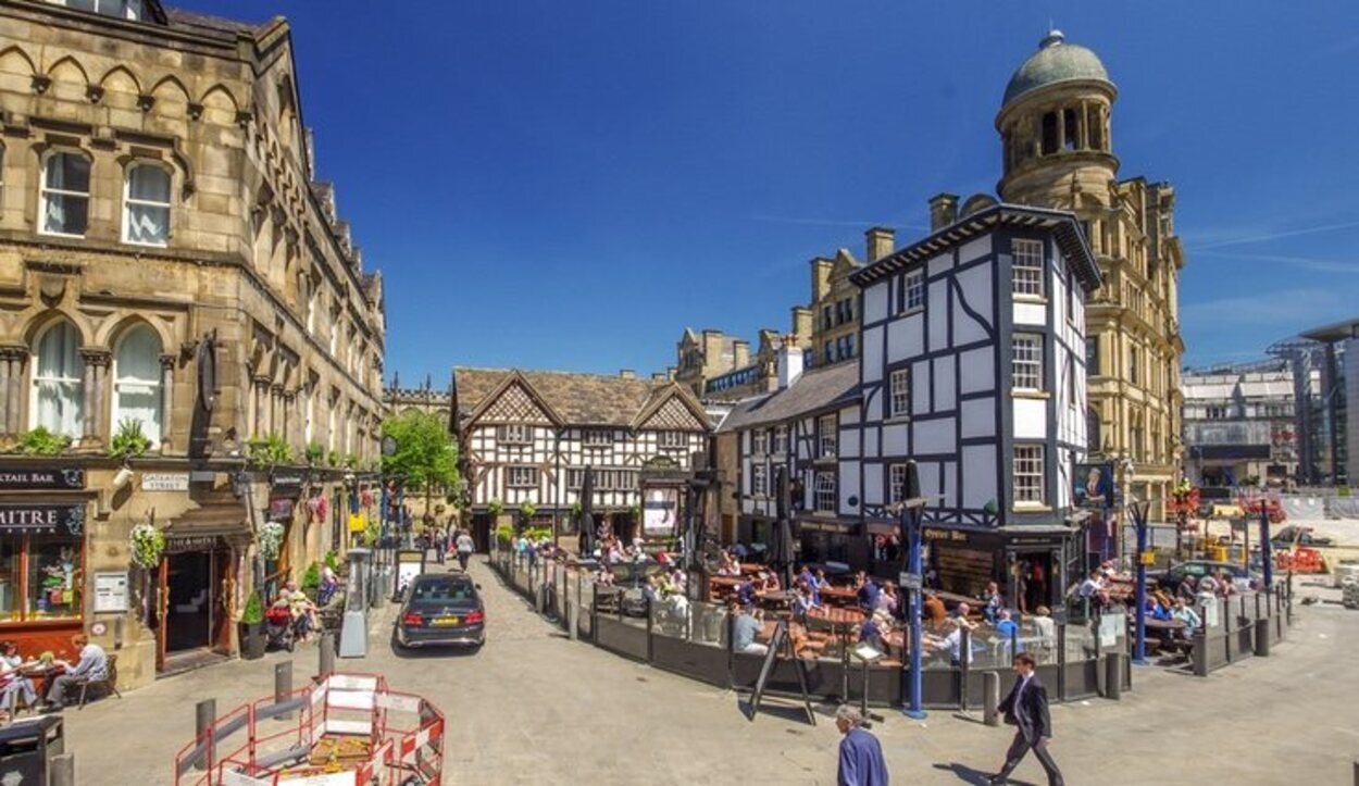 Esta plaza es una parada obligatoria si visitas Manchester para comer o tomar una cerveza