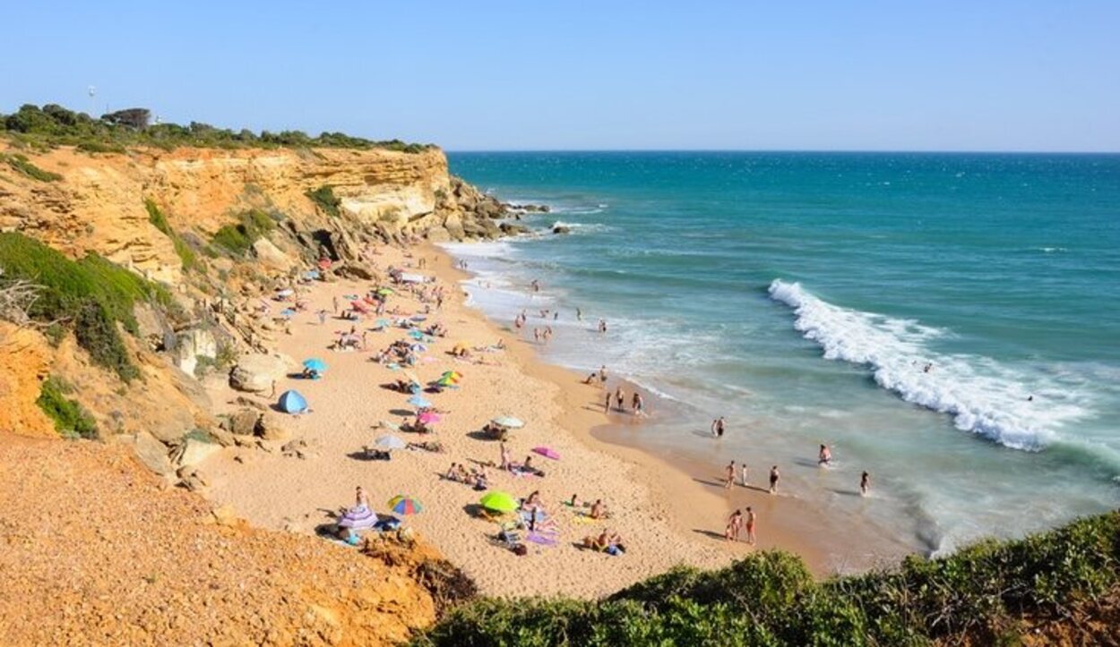 Hay numerosas calas en Conil, como las calas de Roche