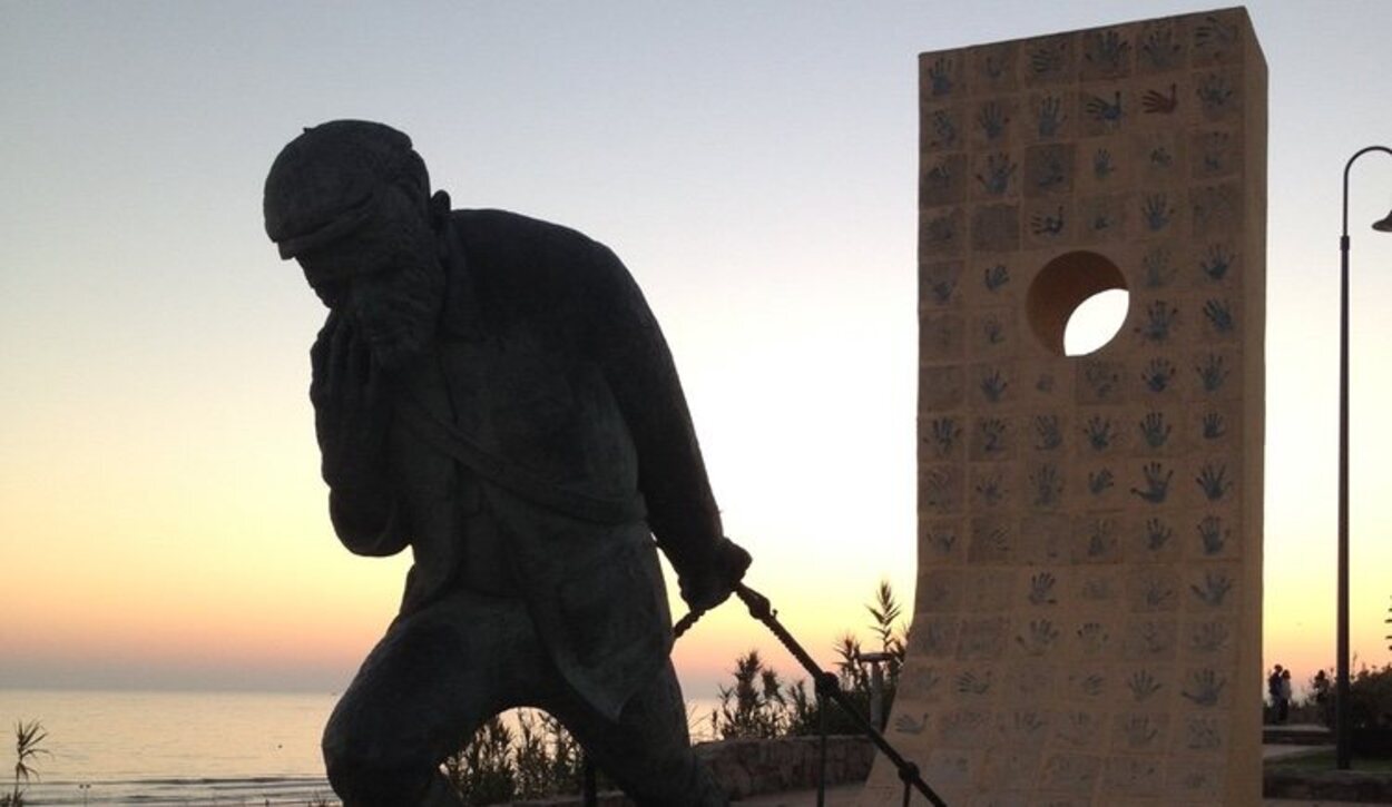 Escultura de bronce en el 'Mirador del Jabiguero'