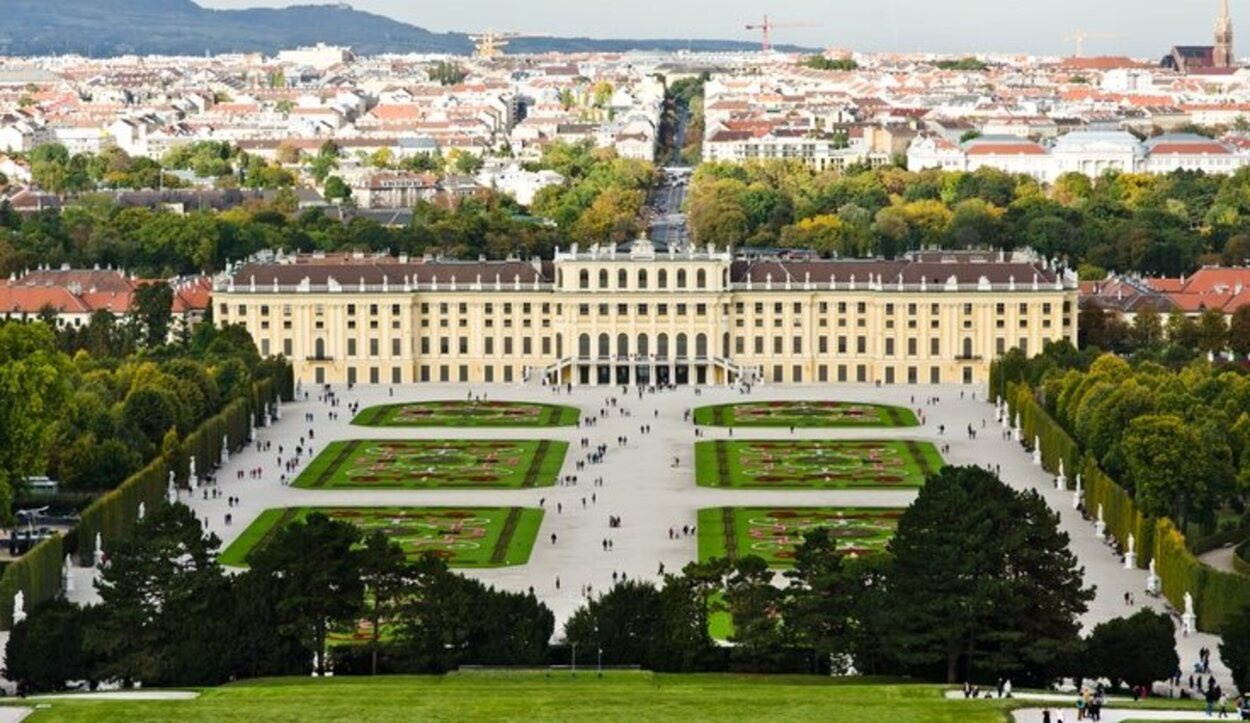 No es Versalles, pero sus jardines y fachadas son igual de increíbles  