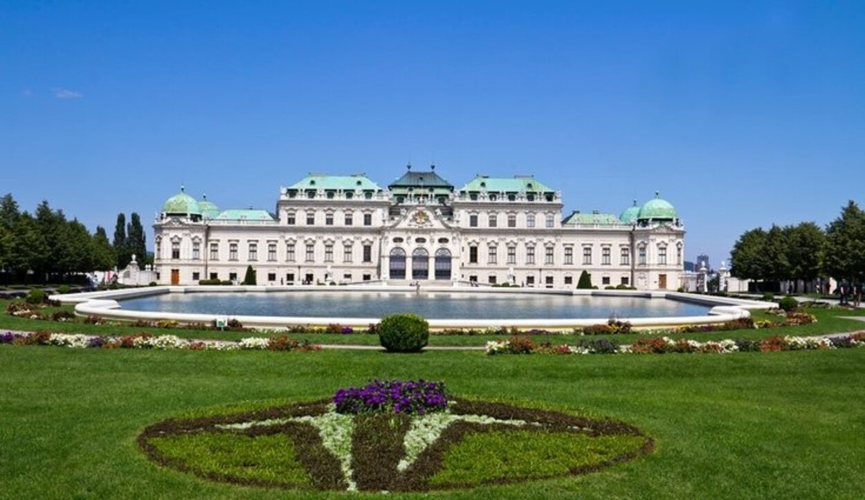 No te preocupes de entrar a los interiores del palacio, con los exteriores ya te quedarás fascinado