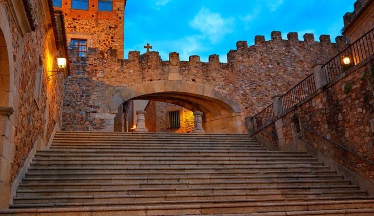 La luz se vuelve rojiza al chocar con el Arco de la Estrella por la noche