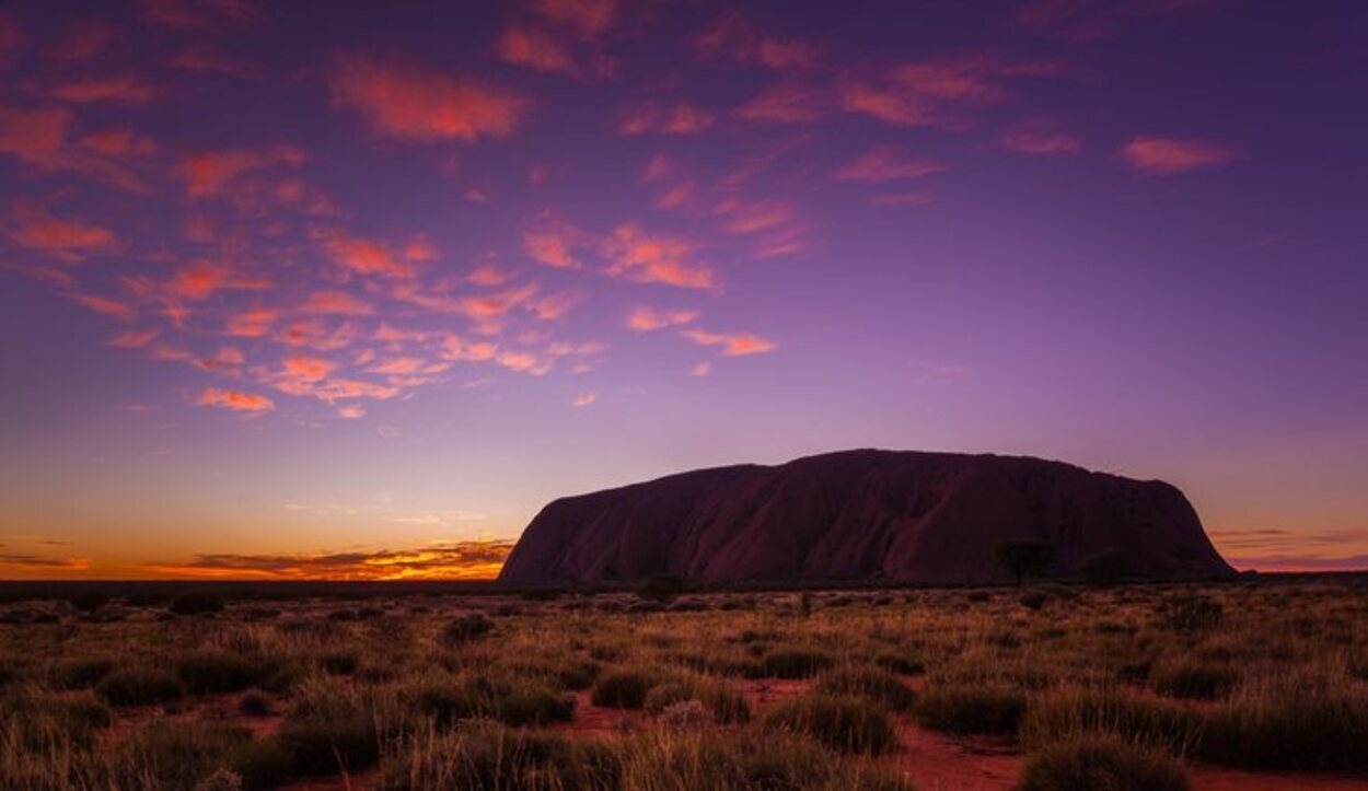 La magia de Uluru es que cambia de color dependiendo de la luz